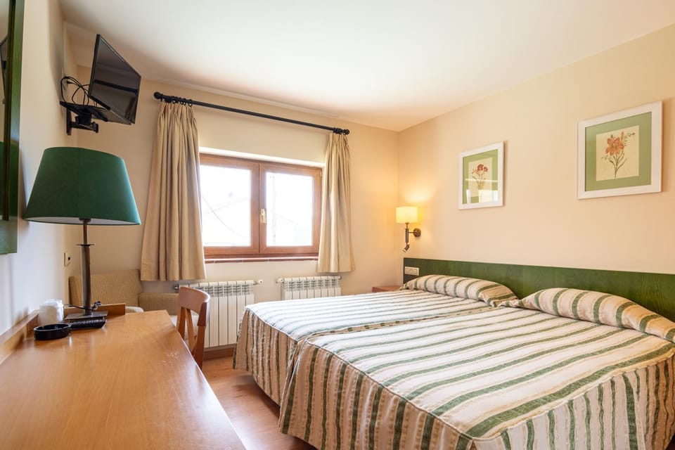Bed, TV and multimedia, Photo of the whole room, Bedroom