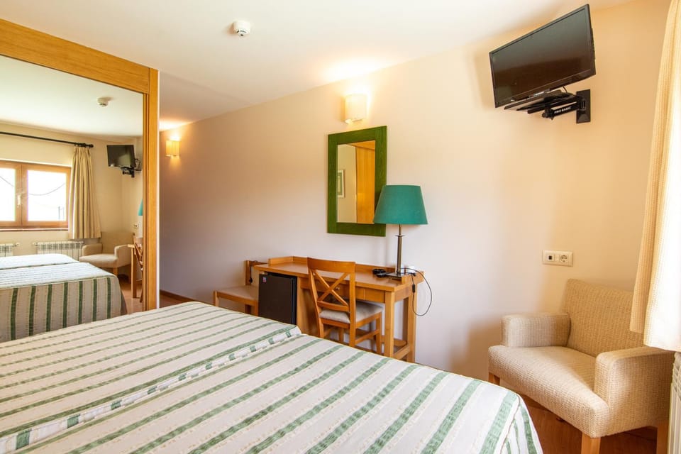 Bed, TV and multimedia, Photo of the whole room, Bedroom