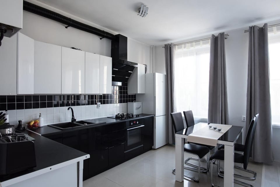 Property building, Day, TV and multimedia, Kitchen or kitchenette, Seating area, Dining area, On site, Meals, Drinks