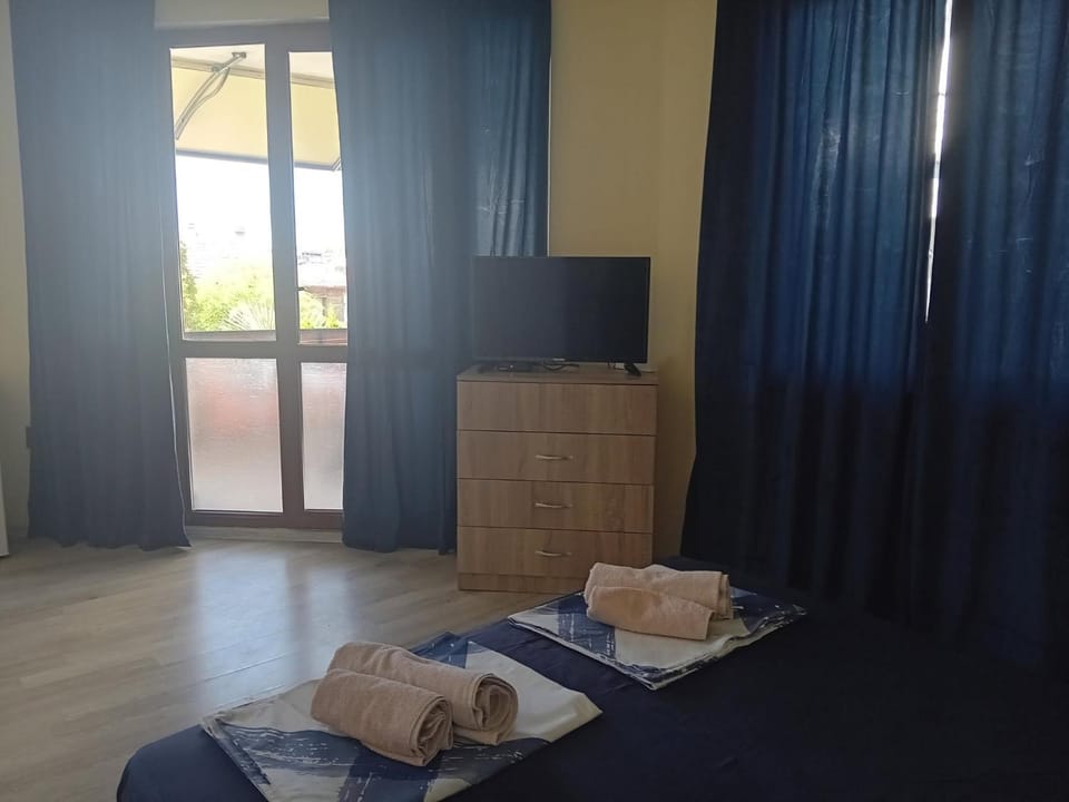 Bed, TV and multimedia, Photo of the whole room, Bedroom, towels