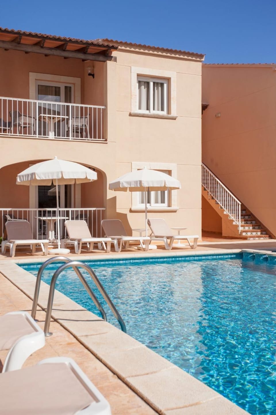 Property building, Balcony/Terrace, Pool view, Swimming pool, sunbed