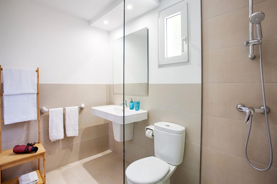 Shower, Toilet, Bathroom, towels