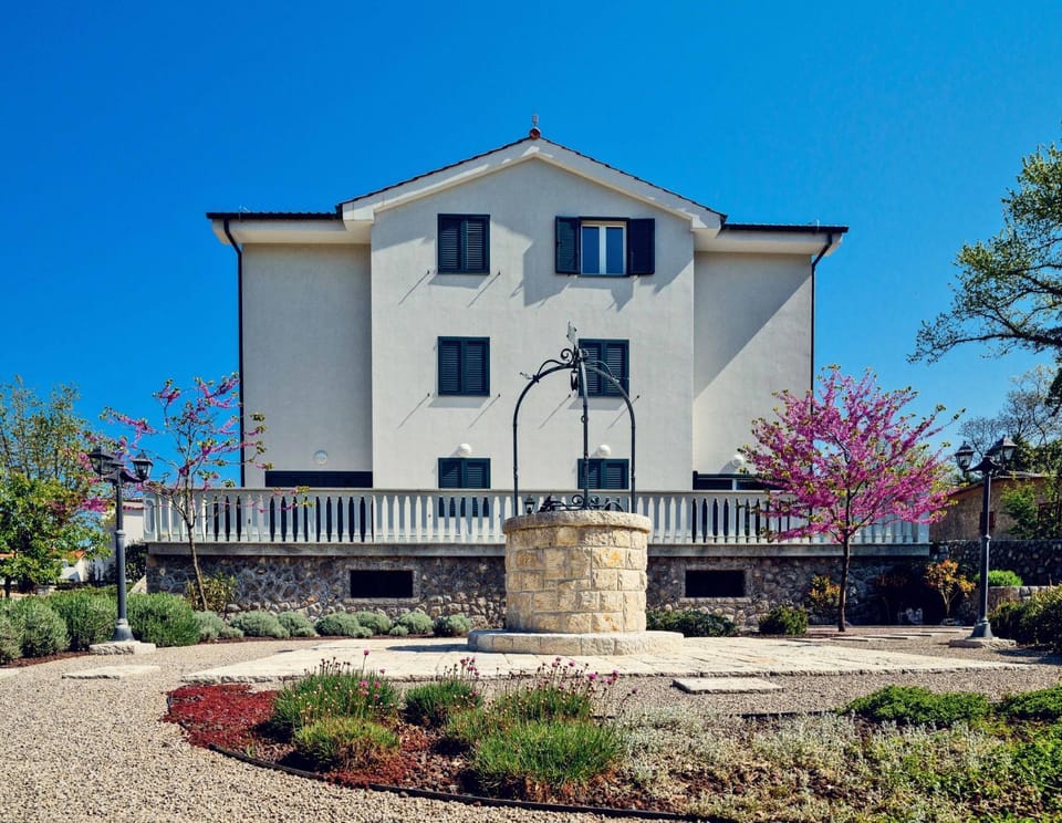 Property building, Facade/entrance, Garden, Garden, Garden view
