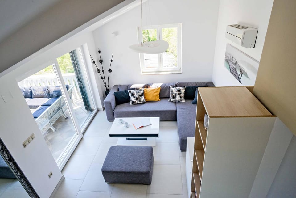 TV and multimedia, Living room, Seating area, air conditioner