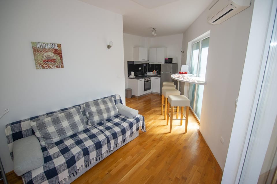 TV and multimedia, Kitchen or kitchenette, Living room, Seating area, Dining area, air conditioner