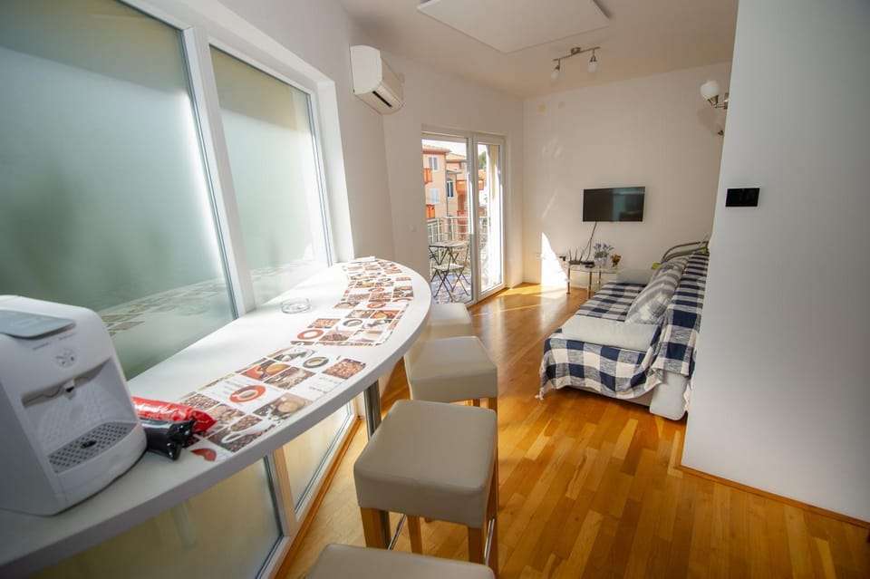 TV and multimedia, Living room, Dining area, air conditioner