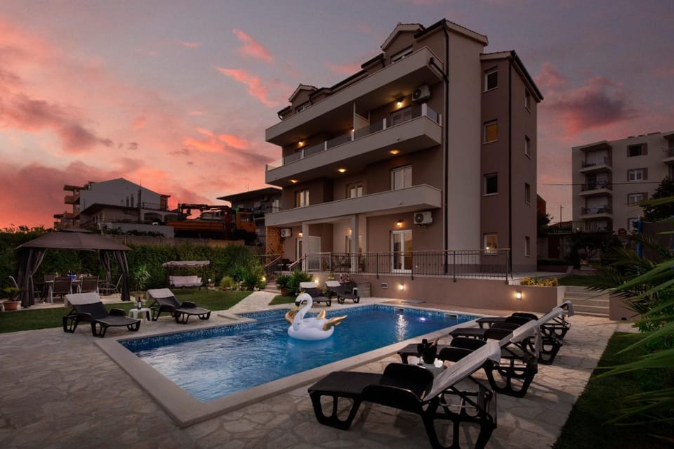 Property building, Swimming pool, Swimming pool