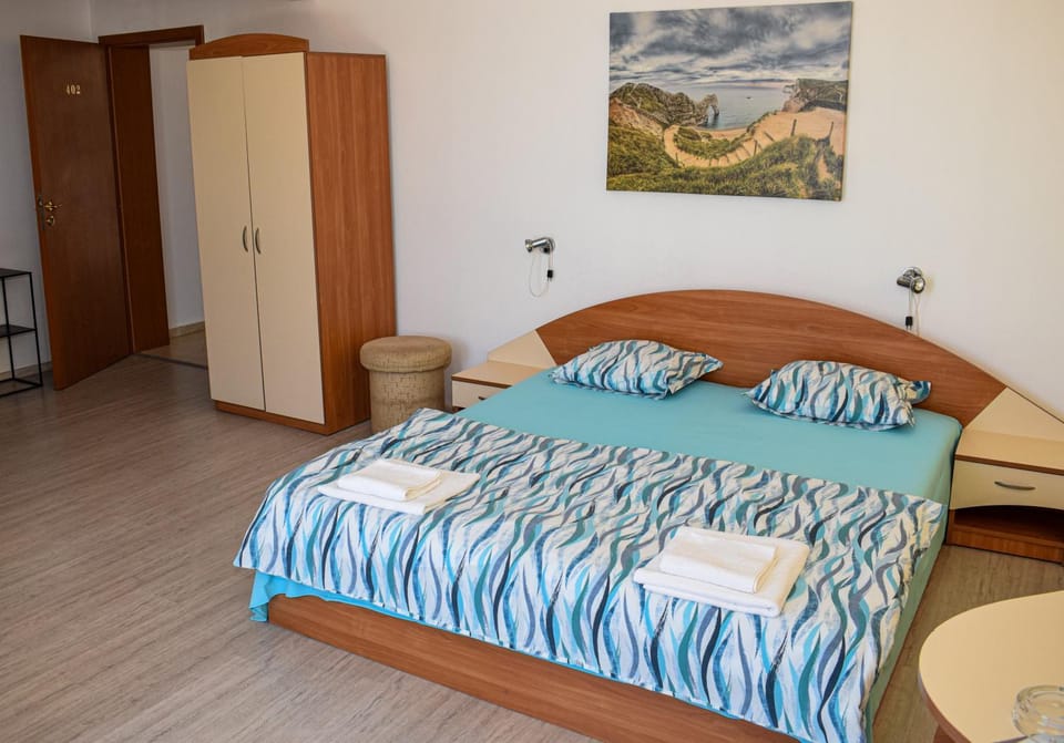 Bed, Bedroom, towels
