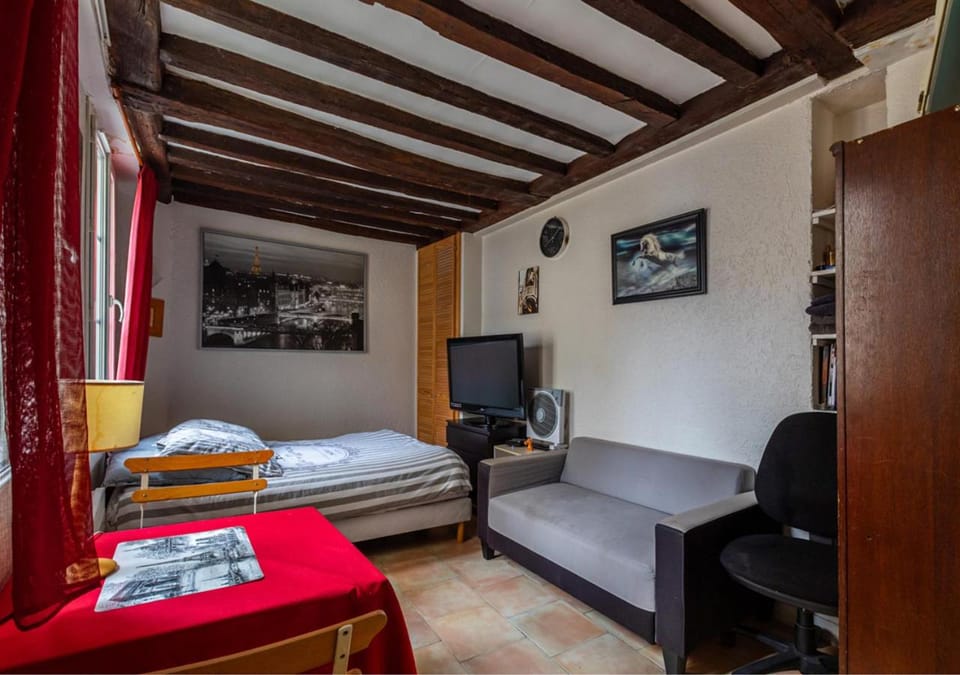 TV and multimedia, Photo of the whole room, Seating area, Bedroom