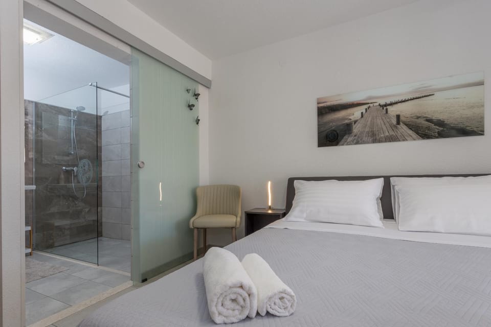 Shower, Bed, Bedroom, towels