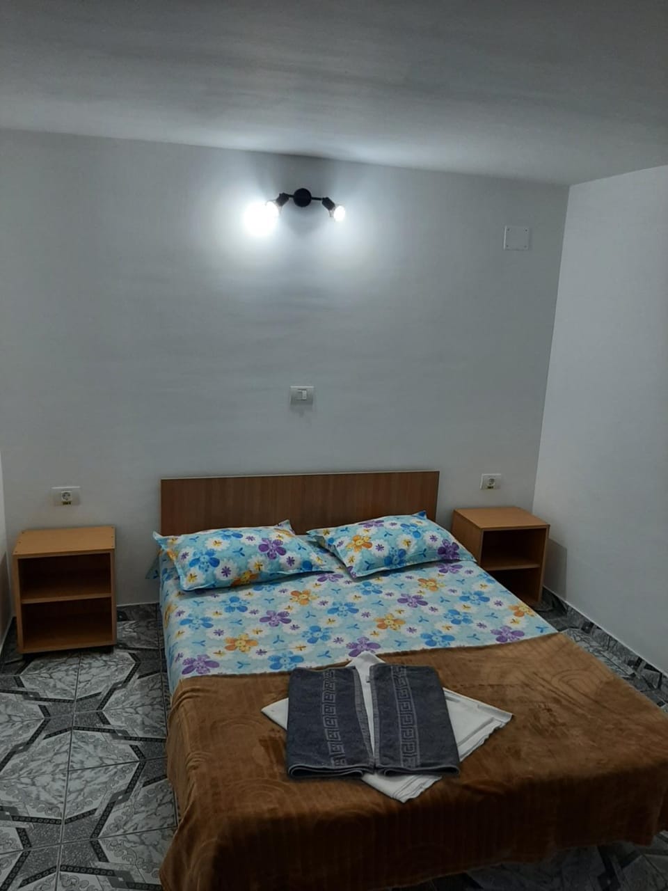 Bed, Photo of the whole room, towels, air conditioner