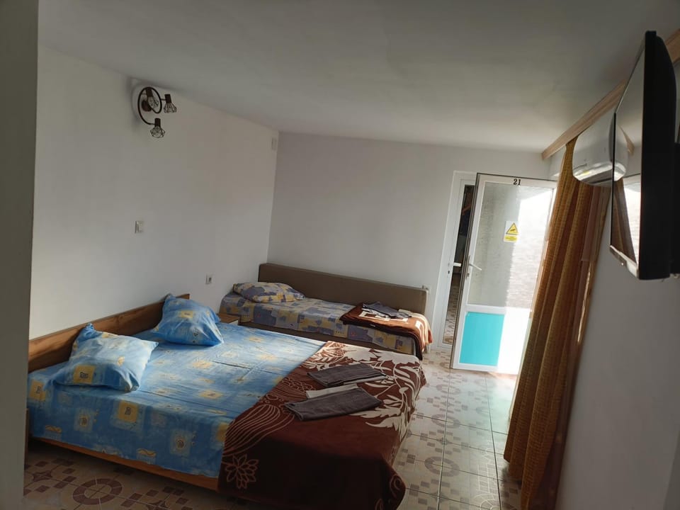 Bed, TV and multimedia, Photo of the whole room, air conditioner