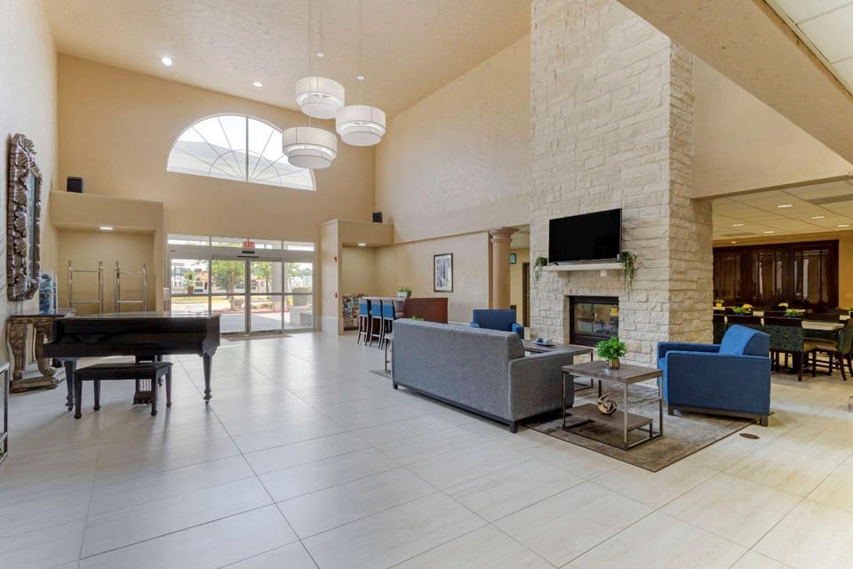 Communal lounge/ TV room, TV and multimedia, Lobby or reception, Seating area, Evening entertainment