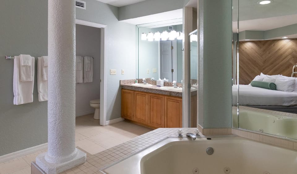 Shower, Toilet, Bed, Hot Tub, Bathroom, Bedroom, Open Air Bath, towels