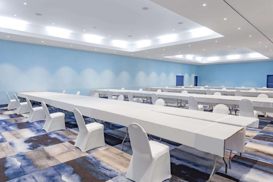 Restaurant/places to eat, Dining area, On site