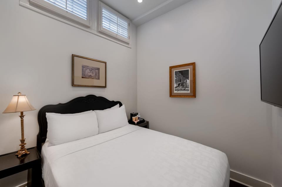 Bed, TV and multimedia, Bedroom