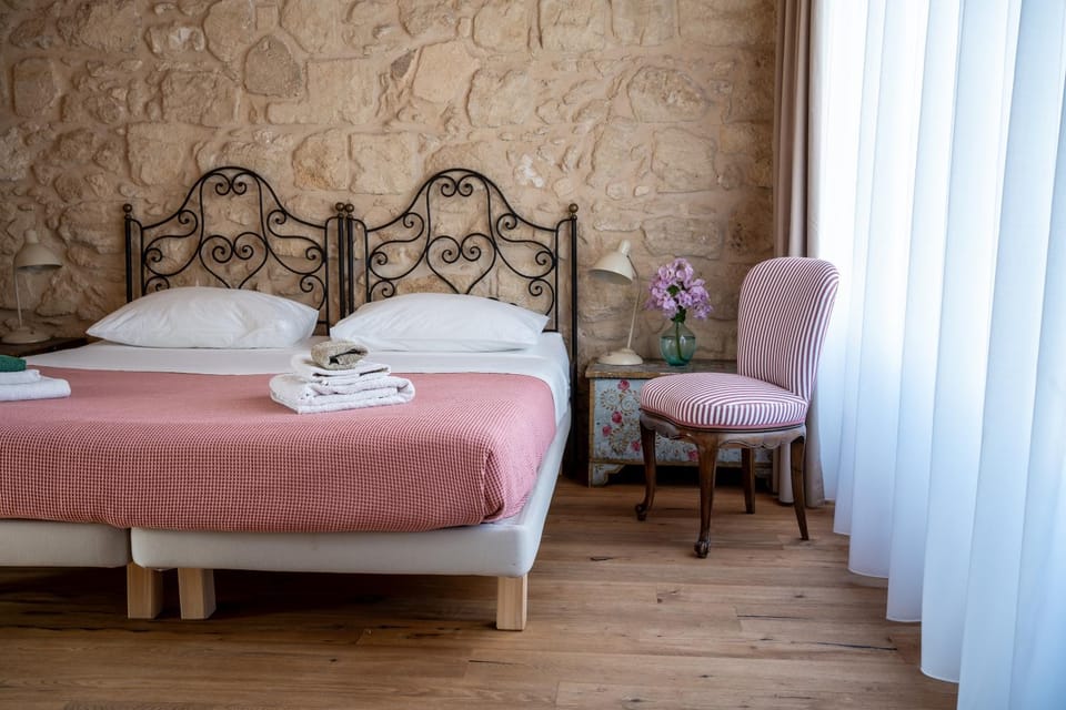 Bed, Seating area