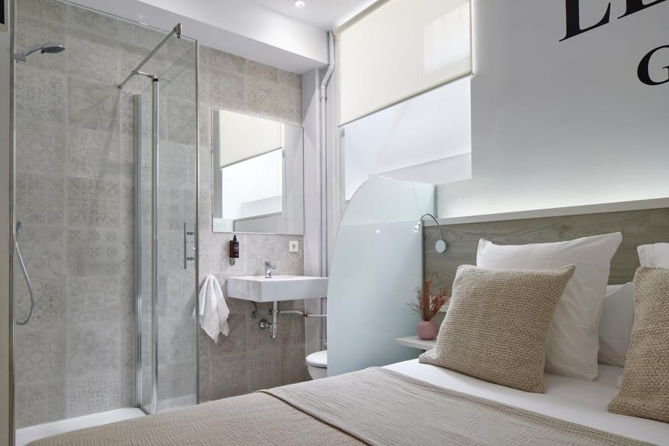 Shower, Photo of the whole room, Bedroom, towels