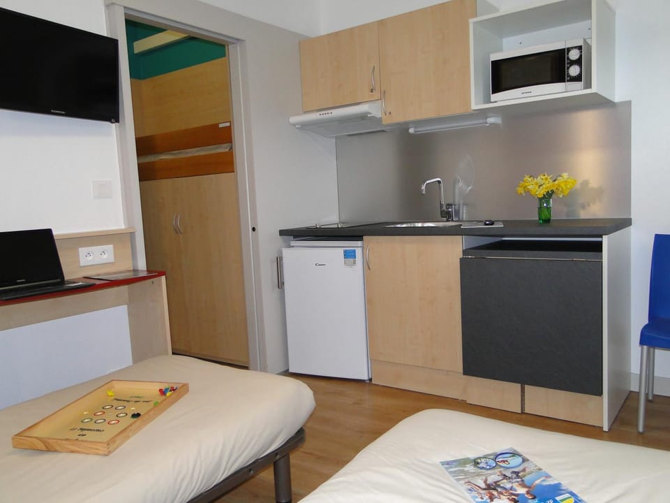 Kitchen or kitchenette, Dining area, Bedroom