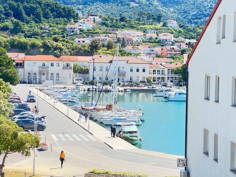 Mountain view, Sea view, Street view