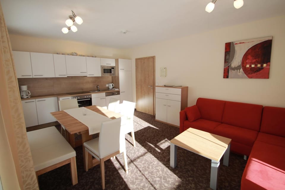Kitchen or kitchenette, Living room, Seating area, Dining area
