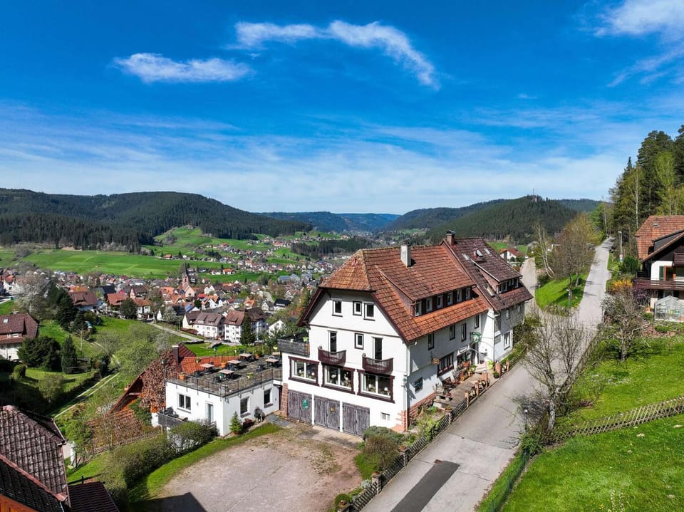 Property building, Nearby landmark, Day, Neighbourhood, Natural landscape, City view, Mountain view