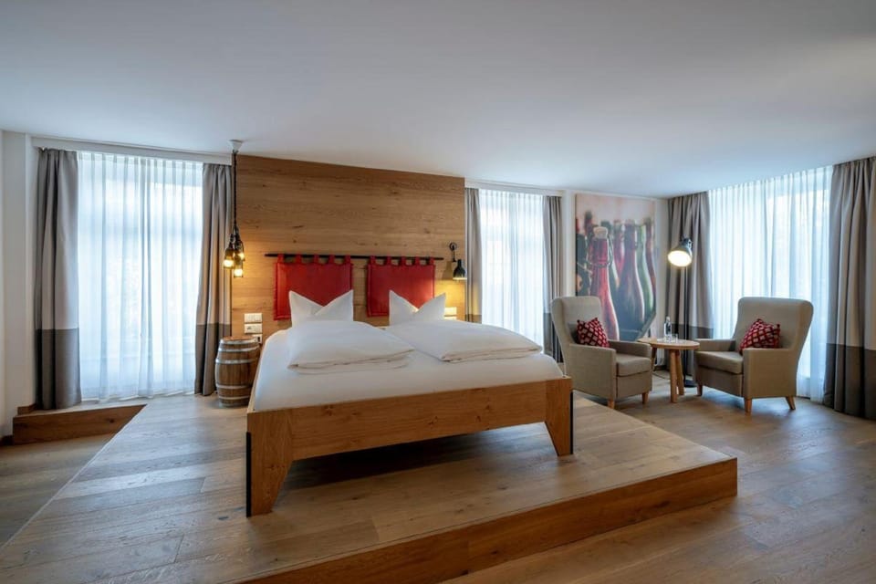 Bed, Photo of the whole room, Seating area