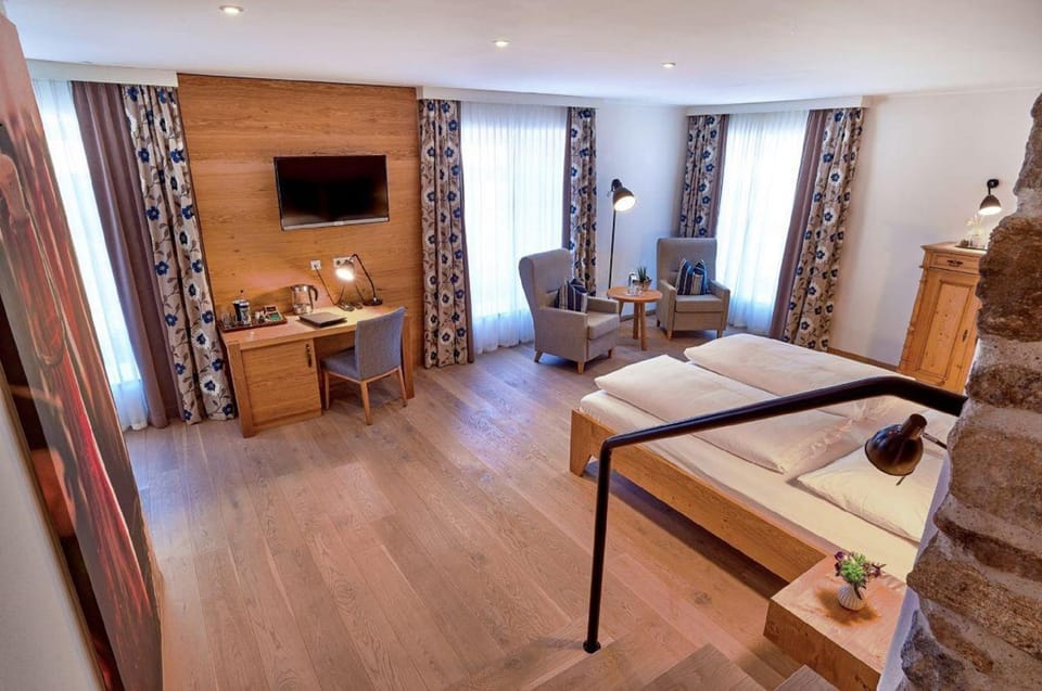 Bed, TV and multimedia, Photo of the whole room, Seating area