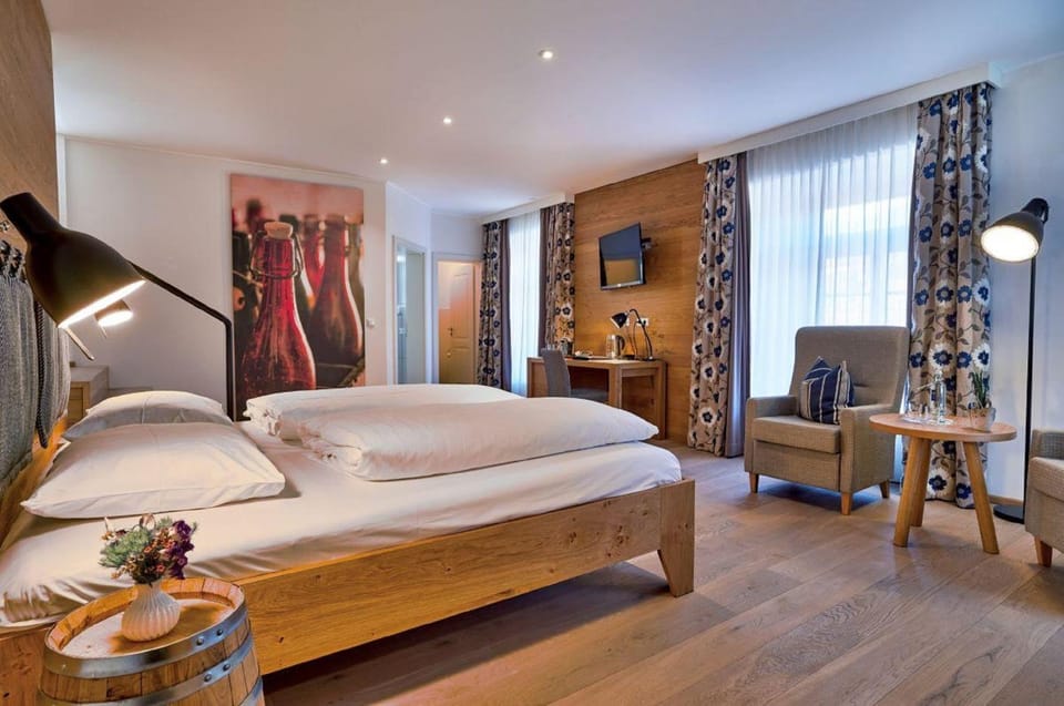 Bed, TV and multimedia, Photo of the whole room, Seating area