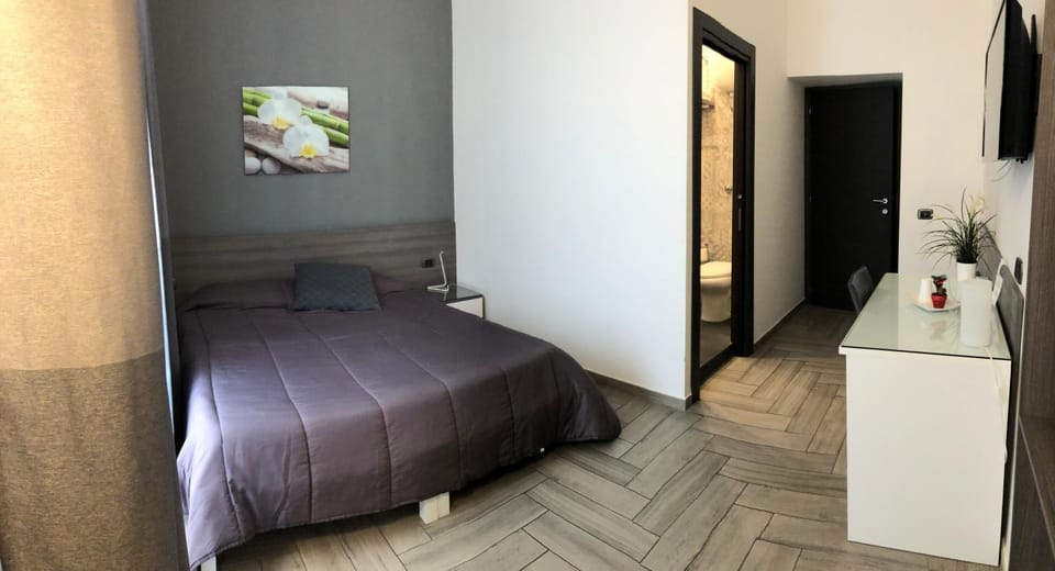Photo of the whole room, Bedroom