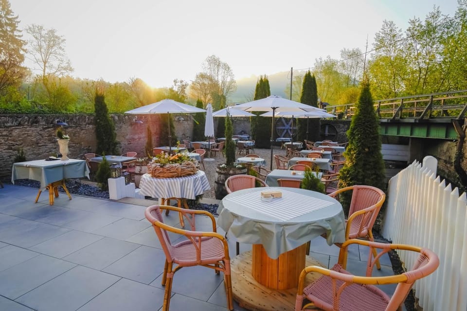 Restaurant/places to eat, Balcony/Terrace