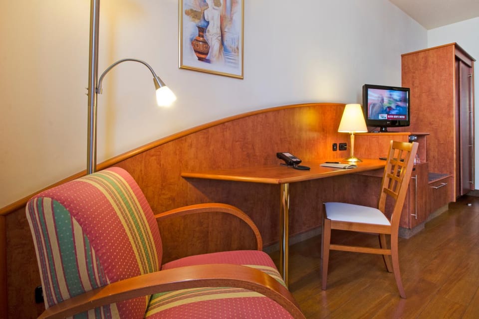 Photo of the whole room, Decorative detail