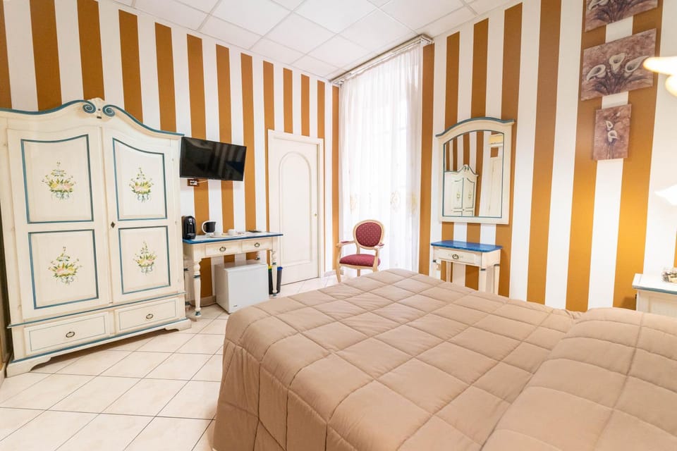 TV and multimedia, Photo of the whole room, Bedroom