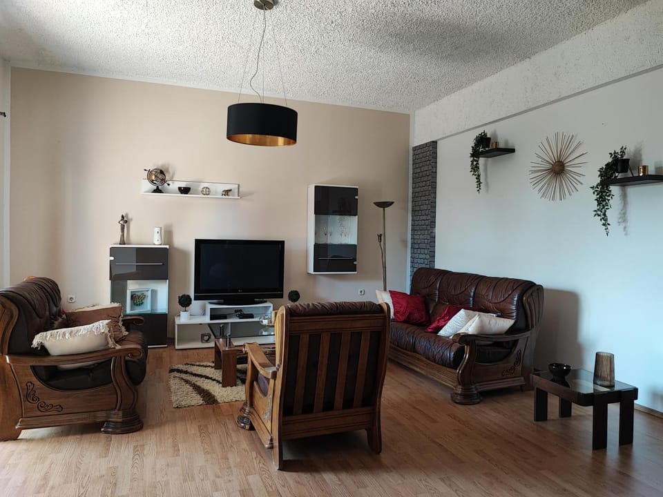 Communal lounge/ TV room, TV and multimedia, Living room, Seating area