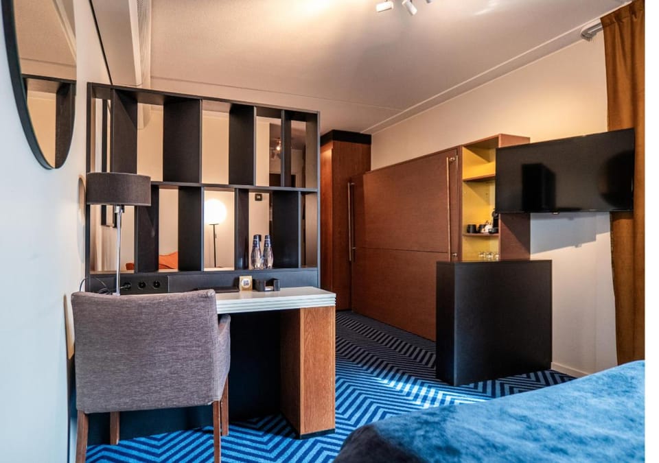 TV and multimedia, Photo of the whole room, Seating area, Bedroom, wardrobe