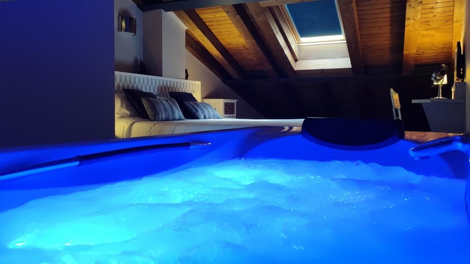 Hot Tub, Hot Tub, Photo of the whole room, Bedroom