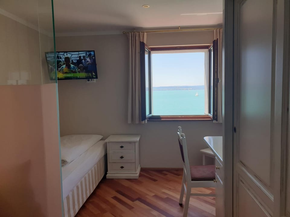 Bed, Seating area, Sea view