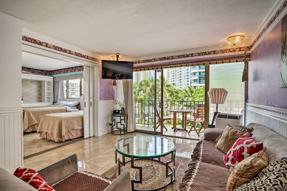 Bed, View (from property/room), Balcony/Terrace, Living room, Seating area, Bedroom