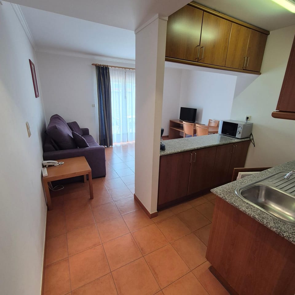 TV and multimedia, Kitchen or kitchenette, Living room, Dining area, stove