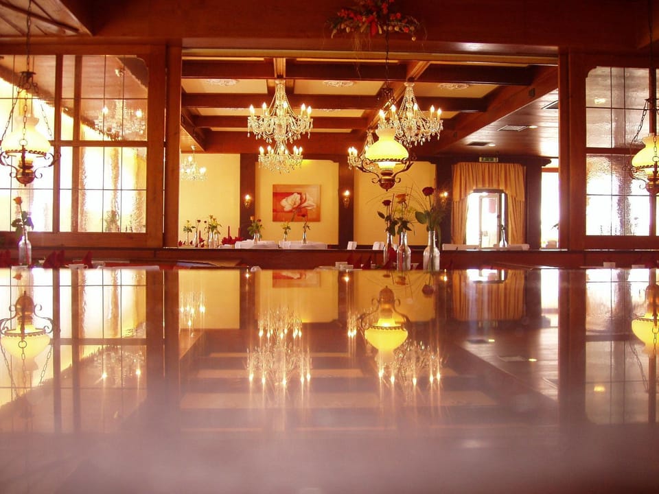 Restaurant/places to eat, Banquet/Function facilities