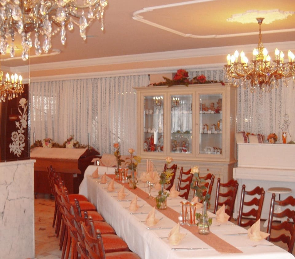 Restaurant/places to eat, Banquet/Function facilities