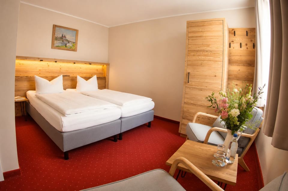 Photo of the whole room, Bedroom, wardrobe