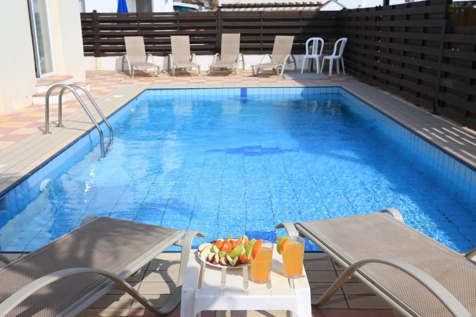 Swimming pool, Swimming pool