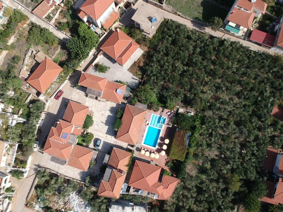 Property building, Natural landscape, Bird's eye view, Pool view, Location