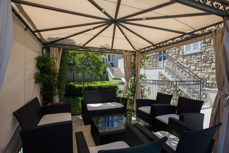 Patio, Day, Balcony/Terrace, Seating area