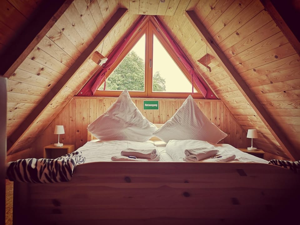 Bed, Photo of the whole room, Decorative detail, Bedroom, Family