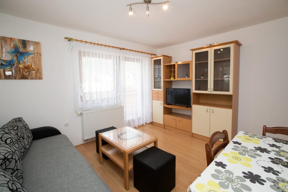 Bed, TV and multimedia, Photo of the whole room, Seating area, Dining area