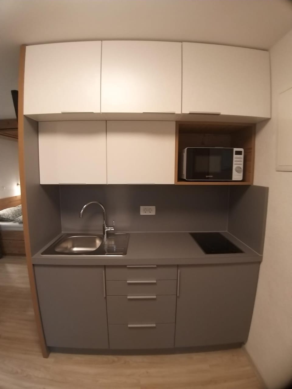 Kitchen or kitchenette, minibar