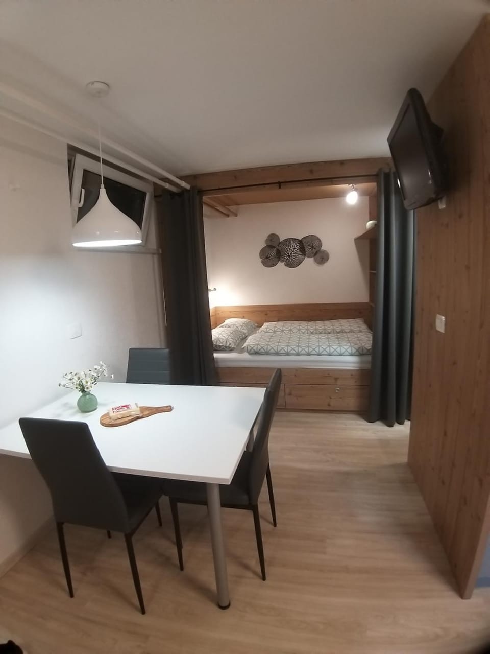 Bed, Photo of the whole room, Dining area, hair dresser