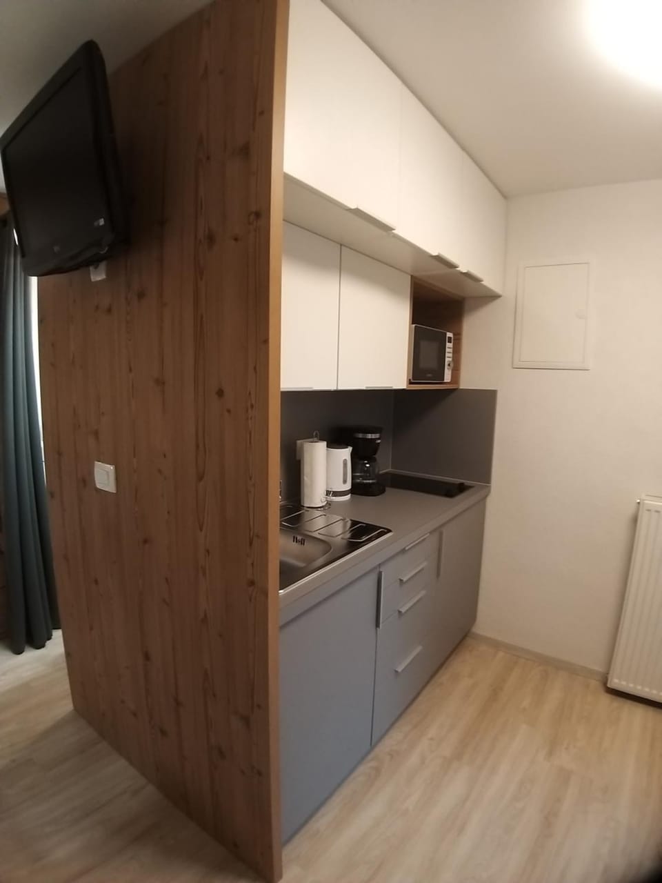 Kitchen or kitchenette, minibar, stove